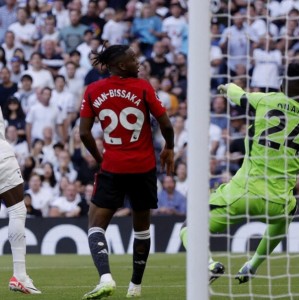  曼联门将奥纳纳多次神扑确保球队客场带走一分  