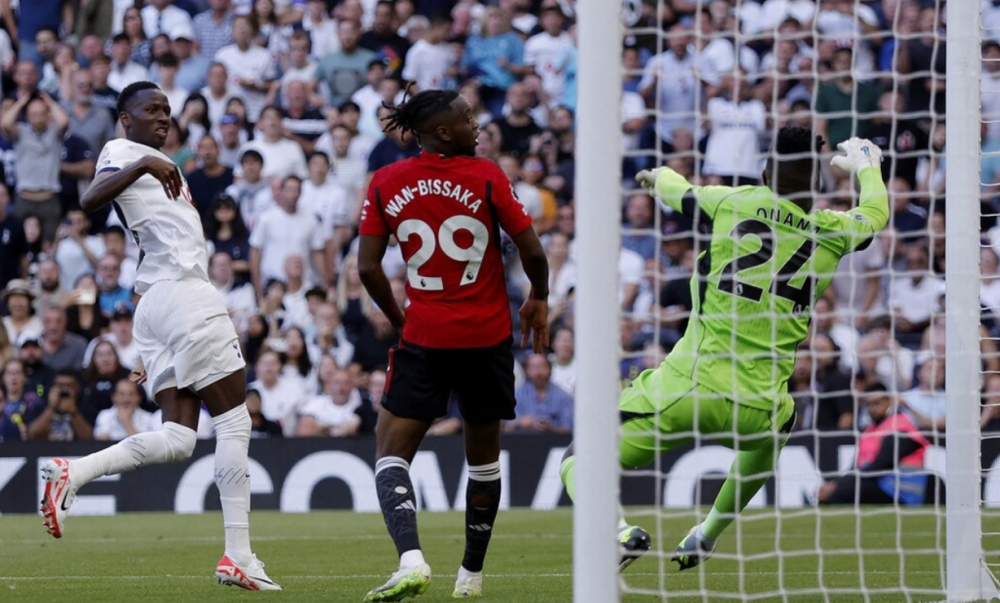  曼联门将奥纳纳多次神扑确保球队客场带走一分  